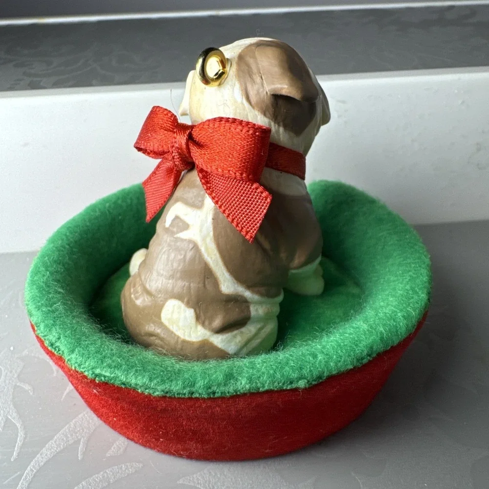 2007 Hallmark Keepsake Christmas Ornament Puppy Love 17th English‎ Bulldog